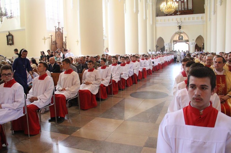Pielgrzymka lektorów i ministrantów do Wąwolnicy