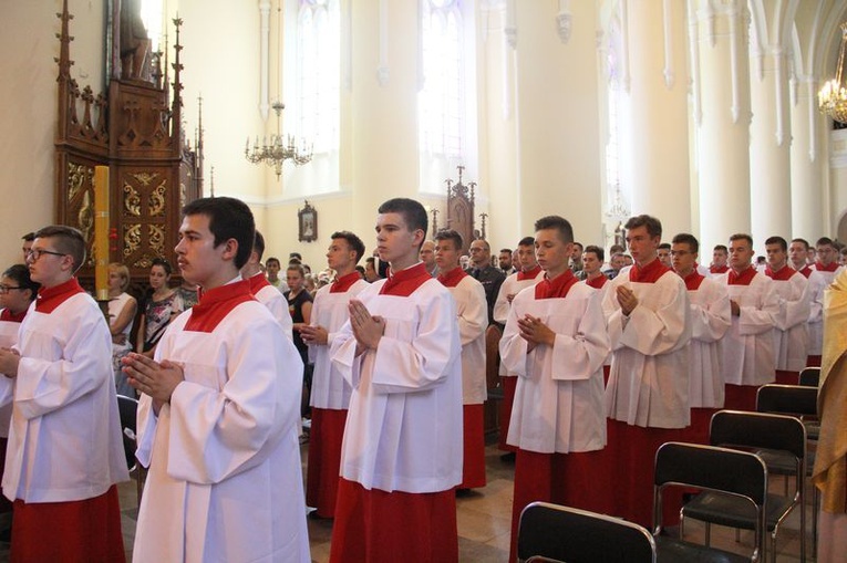 Pielgrzymka lektorów i ministrantów do Wąwolnicy