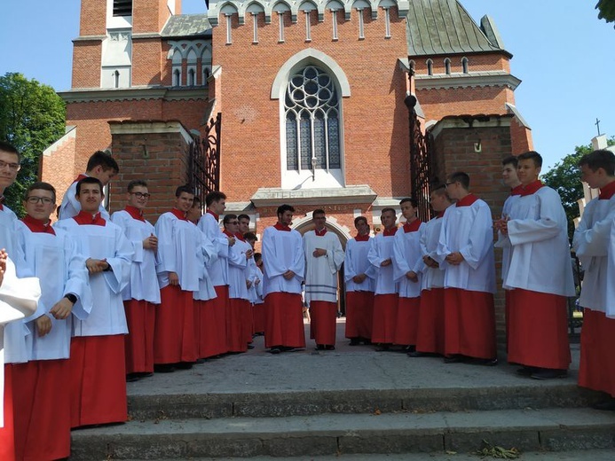 Pielgrzymka lektorów i ministrantów do Wąwolnicy