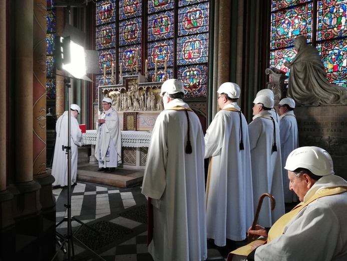 Pierwsza po pożarze Msza św. w paryskiej katedrze Notre-Dame