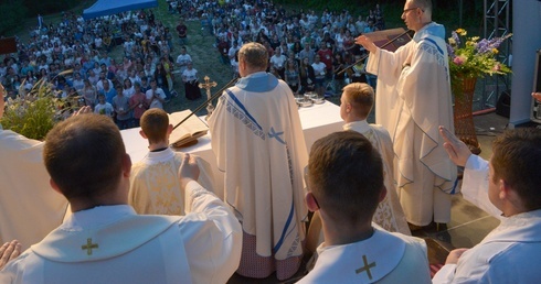 Mszy św. dla młodych przewodniczył bp Henryk Tomasik.