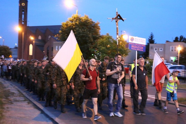 Nocna pielgrzymka mężczyzn do Starej Błotnicy