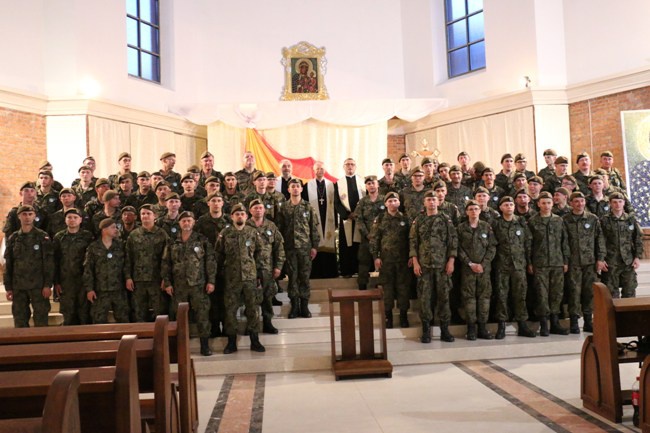 Żołnierze z bp. Adamem Odzimkiem, ks. Wiesławem Lenartowiczem i ks. Gabrielem Marciniakiem przed wyruszeniem na pątniczy szlak..