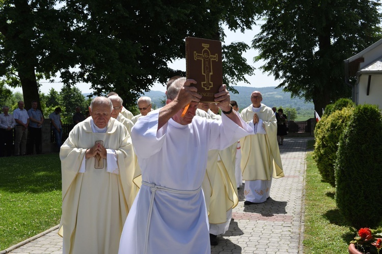 Nowy ołtarz w Domosławicach