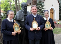 S. Damiana Czogała, o. Romuald Kszuk i s. Katarzyna Antolak starają się o rozwój apostolatu nie tylko w Polsce. Na zdjęciu przy pomniku sługi Bożego o. Józefa Kentenicha i szensztackim sanktuarium w Otwocku.