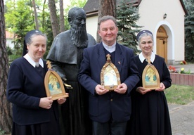 S. Damiana Czogała, o. Romuald Kszuk i s. Katarzyna Antolak starają się o rozwój apostolatu nie tylko w Polsce. Na zdjęciu przy pomniku sługi Bożego o. Józefa Kentenicha i szensztackim sanktuarium w Otwocku.