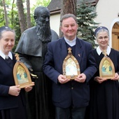 S. Damiana Czogała, o. Romuald Kszuk i s. Katarzyna Antolak starają się o rozwój apostolatu nie tylko w Polsce. Na zdjęciu przy pomniku sługi Bożego o. Józefa Kentenicha i szensztackim sanktuarium w Otwocku.