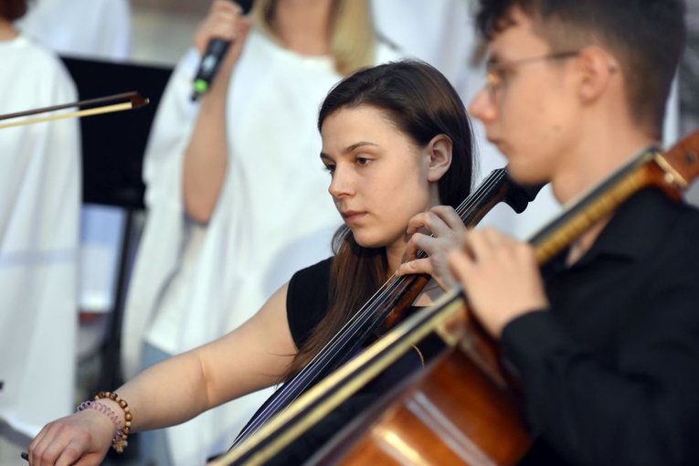 Koncert "On żyje" w Świdnicy