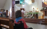 Eucharystia przy krzyżu papieskim 