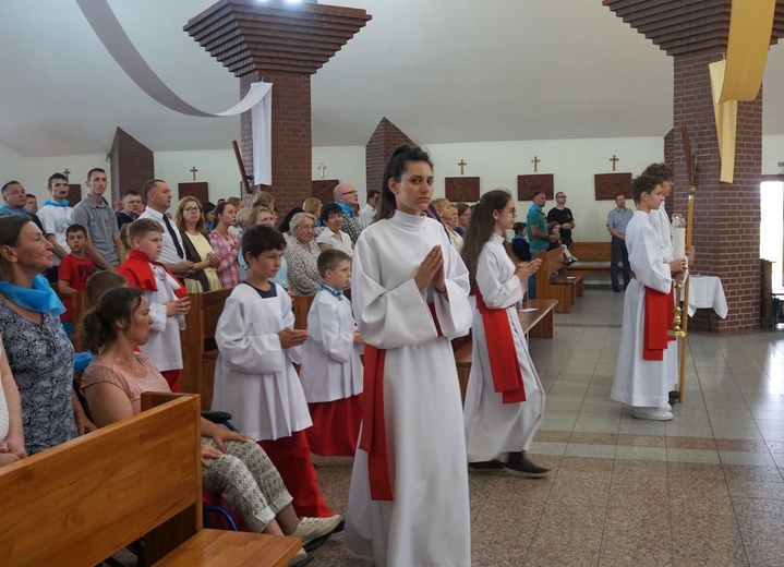 Eucharystia przy krzyżu papieskim 