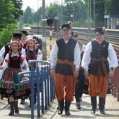 Na stacji przybyłych gości witali mieszkańcy Lipiec w ludowych strojach.