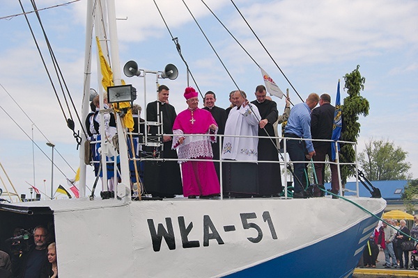 ▲	W nabożeństwach na wodzie uczestniczy  abp Sławoj Leszek Głódź.