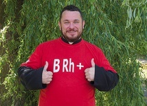 ▲	Ksiądz Paweł obecnie jest wikariuszem w parafii pw. Świętych Apostołów Piotra i Pawła w Wałbrzychu.