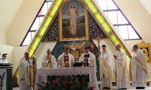 Bp Roman Pindel przewodniczył Mszy św. w Kętach-Podlesiu, podczas której erygował stacje nowej Drogi Krzyżowej.