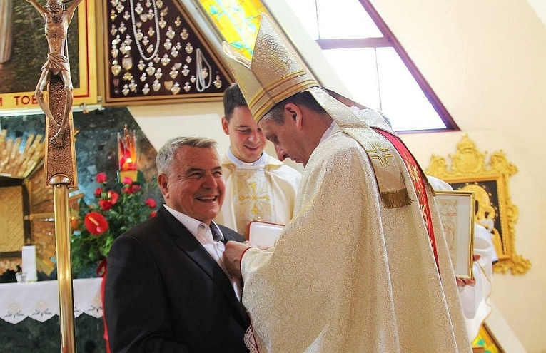 Stanisław Kaim podczas dekoracji medalem "Pro Ecclesia et Pontifice".