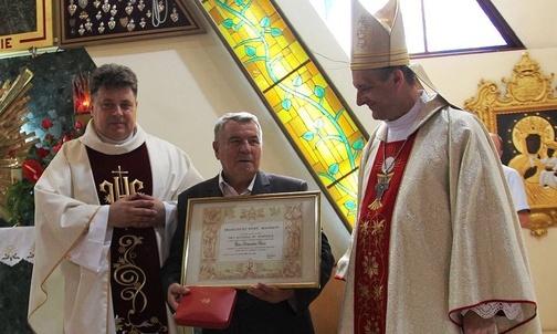 Ks. Wacław Pelczar, Stanisław Kaim, odznaczony medalem "Pro Ecclesia et Pontifice", i bp Roman Pindel.
