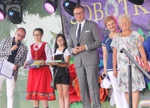 Pierwsze miejsce w konkursie na najpiękniejszy wianek zdobyła Henryka Jurczak (z prawej); obok stoją Agnieszka Gryzek i Kamil Dziewierz 
