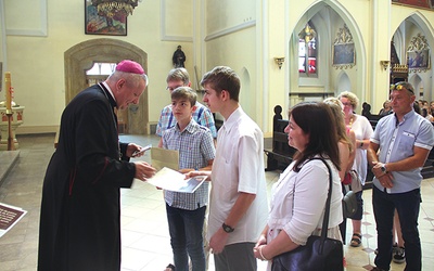 ▼	Stypendyści odebrali od bp. Adama Wodarczyka symboliczne dyplomy.