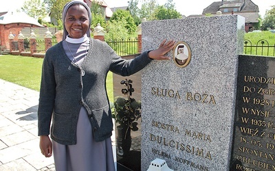 ◄	Marianka z Tanzanii nad grobem sługi Bożej w Raciborzu-Brzeziu.