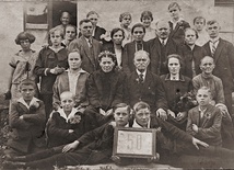 ▼	Na wystawie można zobaczyć m.in. fotografię Franciszki Zmudy, matki i teściowej powstańców, w otoczeniu rodziny w dniu złotych godów w Łabędach (obecnie dzielnica Gliwic), sierpień 1927.