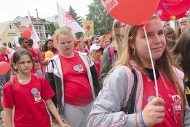 ▲	Śpiewem i okrzykami młodzi poinformowali koszalinian, że warto pomagać.