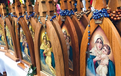 ▲	Drewniane wizerunki Matki Bożej Trzykroć Przedziwnej trafiają do coraz większej liczby mieszkańców.