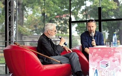 ▲	Ksiądz Adam Boniecki i redaktor Michał Olszewski.