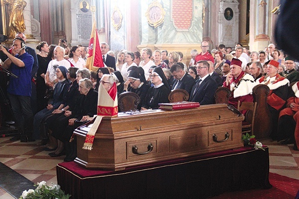 ▲	Na żałobnej Eucharystii obecni byli rodzina i przyjaciele biskupa. 