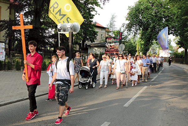 ▲	Mieszkańcy przed odpustową Mszą uwielbiali Boga śpiewem i dziękowali za swojego patrona.