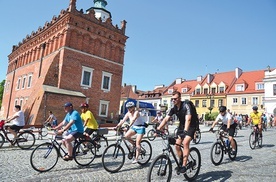 ▲	Peleton wystartował z rynku w Sandomierzu.