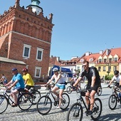 ▲	Peleton wystartował z rynku w Sandomierzu.