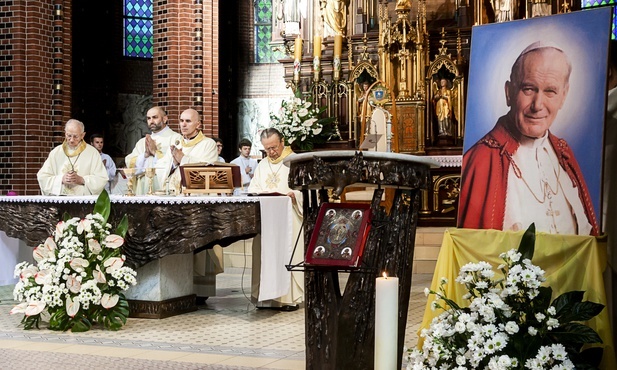 "Widać, że Ślązak cierpliwy i twardy". 20 lat temu Jan Paweł II spotkał się z wiernymi w Gliwicach