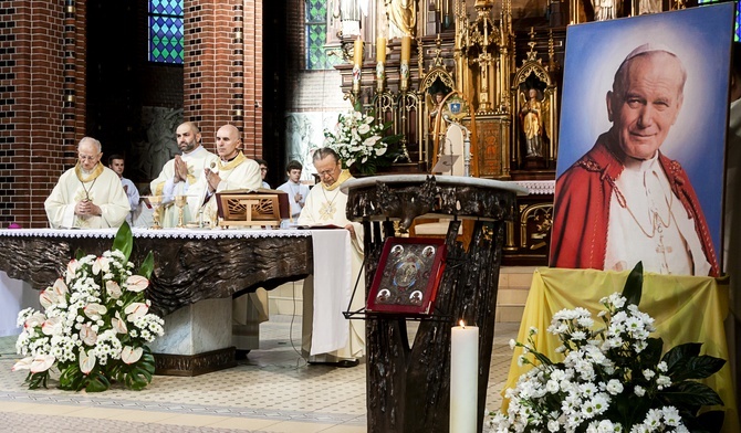 "Widać, że Ślązak cierpliwy i twardy". 20 lat temu Jan Paweł II spotkał się z wiernymi w Gliwicach