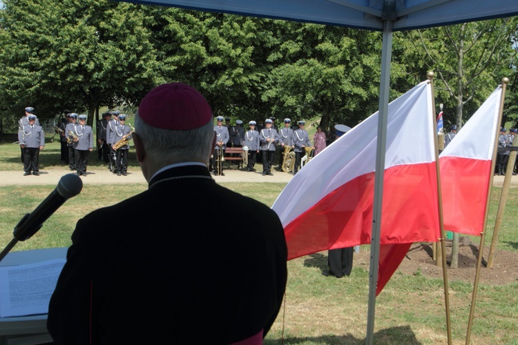 Policyjne Dęby Pamięci w Legnicy