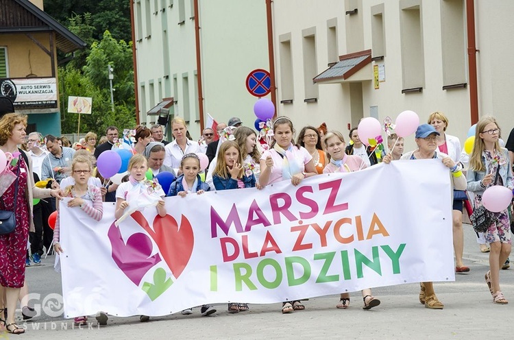 Marsz dla życia i rodziny poprowadził na plac, gdzie w czasie festynu rodzinnego zaprezentowali się uczestnicy III Noworudzkich Warsztatów Muzyki Liturgicznej.