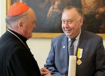 Medal przyznawany jest przez papieża w dowód uznania dla zaangażowania w pracę na rzecz Kościoła.