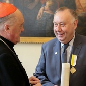Medal przyznawany jest przez papieża w dowód uznania dla zaangażowania w pracę na rzecz Kościoła.