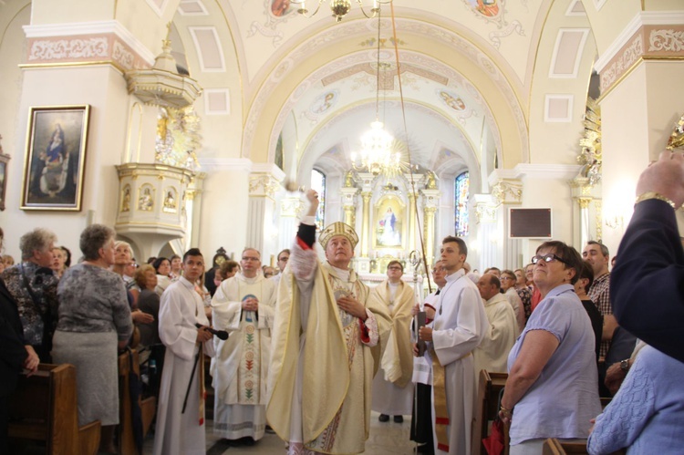 Błogosławieństwo kaplicy cmentarnej i odnowionych organów w Podegrodziu