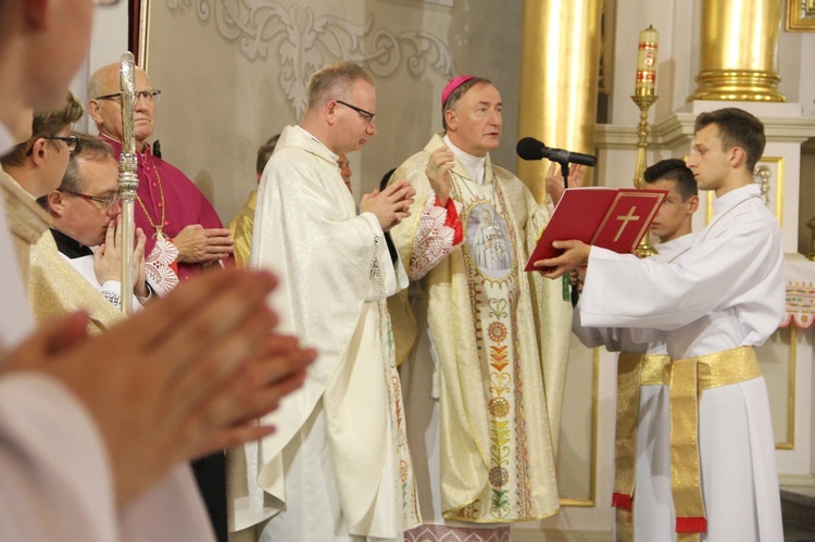 Błogosławieństwo kaplicy cmentarnej i odnowionych organów w Podegrodziu