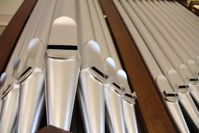 Błogosławieństwo kaplicy cmentarnej i odnowionych organów w Podegrodziu