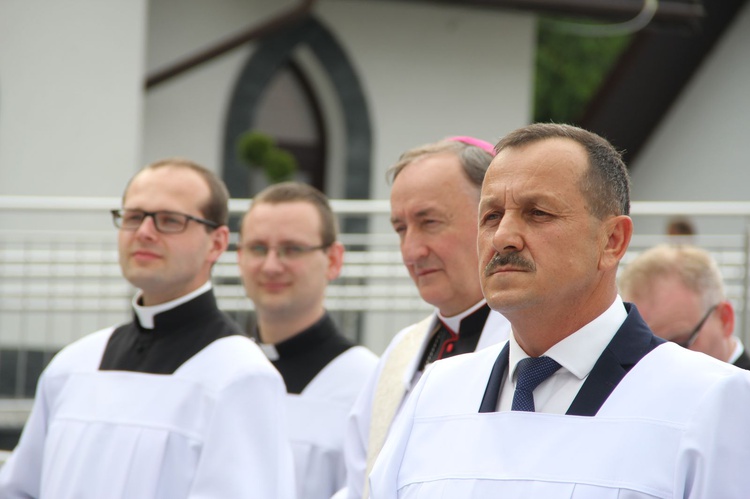 Błogosławieństwo kaplicy cmentarnej i odnowionych organów w Podegrodziu