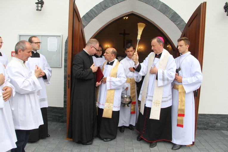 Błogosławieństwo kaplicy cmentarnej i odnowionych organów w Podegrodziu