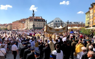 Ratusz ostrzega, my zachęcamy. Procesje na ulicach Warszawy