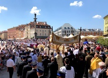 Ratusz ostrzega, my zachęcamy. Procesje na ulicach Warszawy