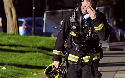 Strażak po walce z potężnym pożarem w Grenfell Tower, 24-piętrowym bloku w Londynie. 
14.06.2019, Londyn