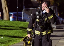 Strażak po walce z potężnym pożarem w Grenfell Tower, 24-piętrowym bloku w Londynie. 
14.06.2019, Londyn