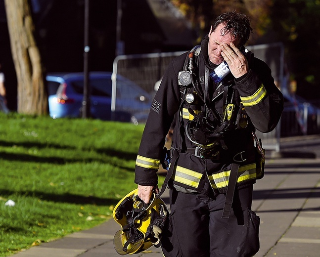 Strażak po walce z potężnym pożarem w Grenfell Tower, 24-piętrowym bloku w Londynie. 
14.06.2019, Londyn