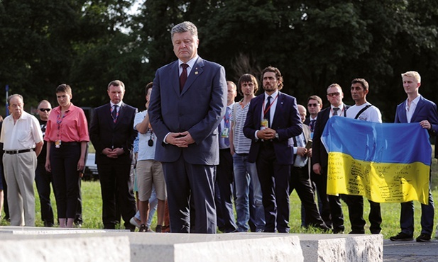 8 lipca 2016 roku ówczesny prezydent Ukrainy Petro Poroszenko złożył kwiaty przed pomnikiem Rzezi Wołyńskiej w Warszawie.