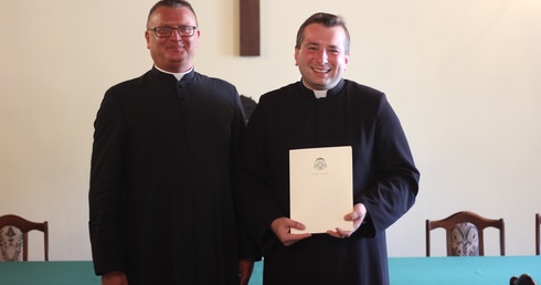 Ks. Krzysztof Krawczyk, proboszcz parafii w Międzyborowie, i jej nowy wikariusz ks. Tomasz Szcześniak.
