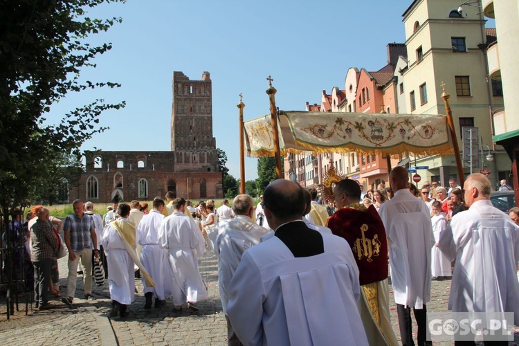 Procesja Bożego Ciała na ulicach Głogowa